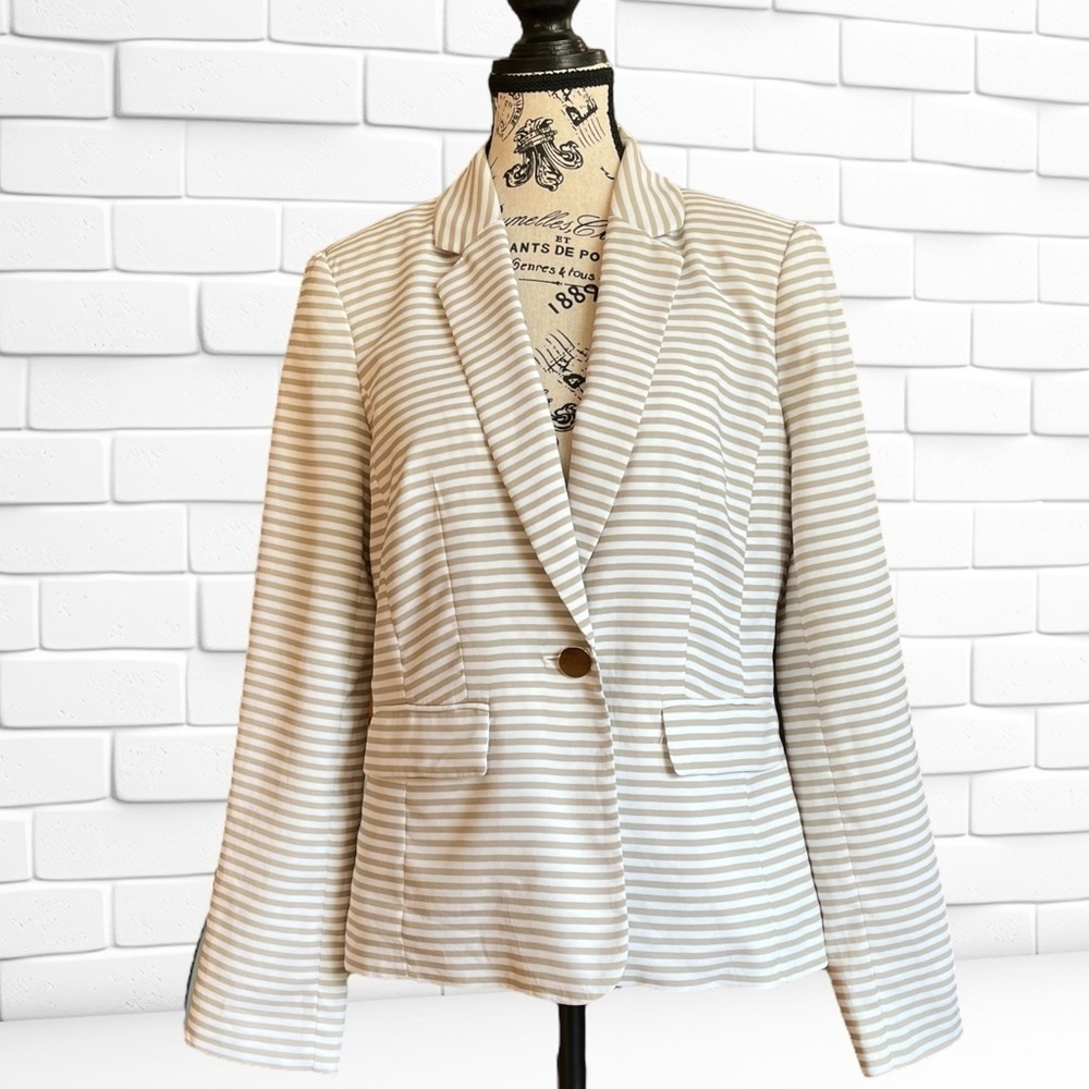 Woman’s Calvin Klein Stripped Blazer Size 8